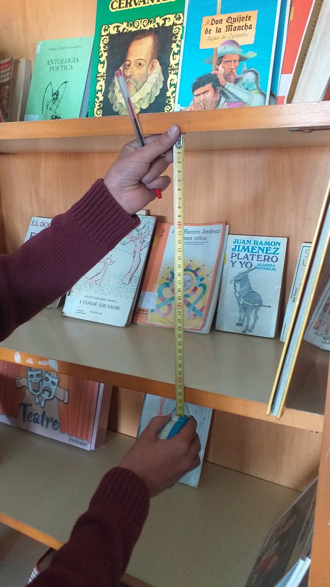 CSanctispiritus's tweet photo. Seguimos preparando nuestra nueva #biblioteca.  Hoy tomamos medidas, vemos donde podremos colocar cada libro según su tamaño o donde queremos colocar césped artificial. #VolamosJuntos @unpuntocurioso #CeipSanctiSpiritus https://t.co/ByVEu5H3ZR