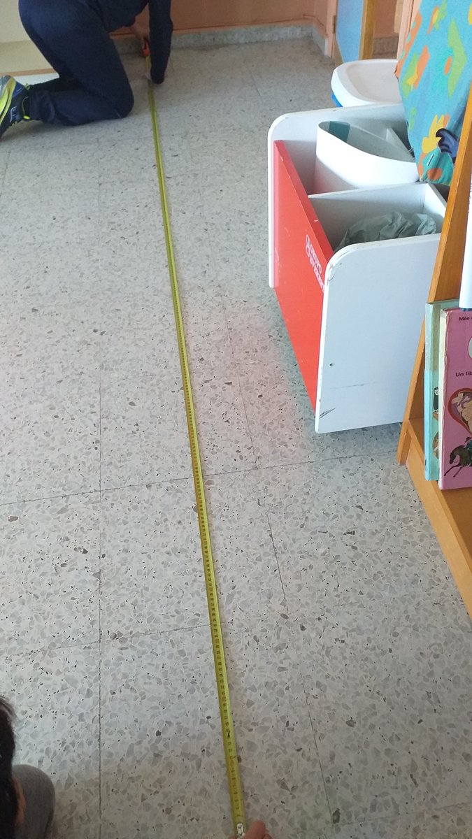 CSanctispiritus's tweet photo. Seguimos preparando nuestra nueva #biblioteca.  Hoy tomamos medidas, vemos donde podremos colocar cada libro según su tamaño o donde queremos colocar césped artificial. #VolamosJuntos @unpuntocurioso #CeipSanctiSpiritus https://t.co/ByVEu5H3ZR