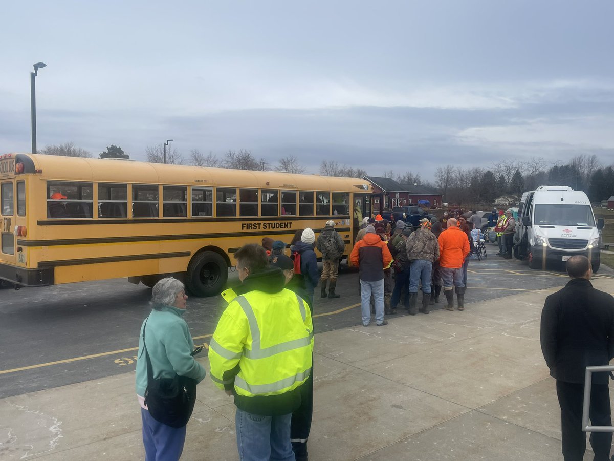 MikeHoldenNews's tweet photo. Volunteers boarding 3 buses &amp; traveling to search area for #missing #SusanTaylor. @WEWS https://t.co/OXAP8eB5LE