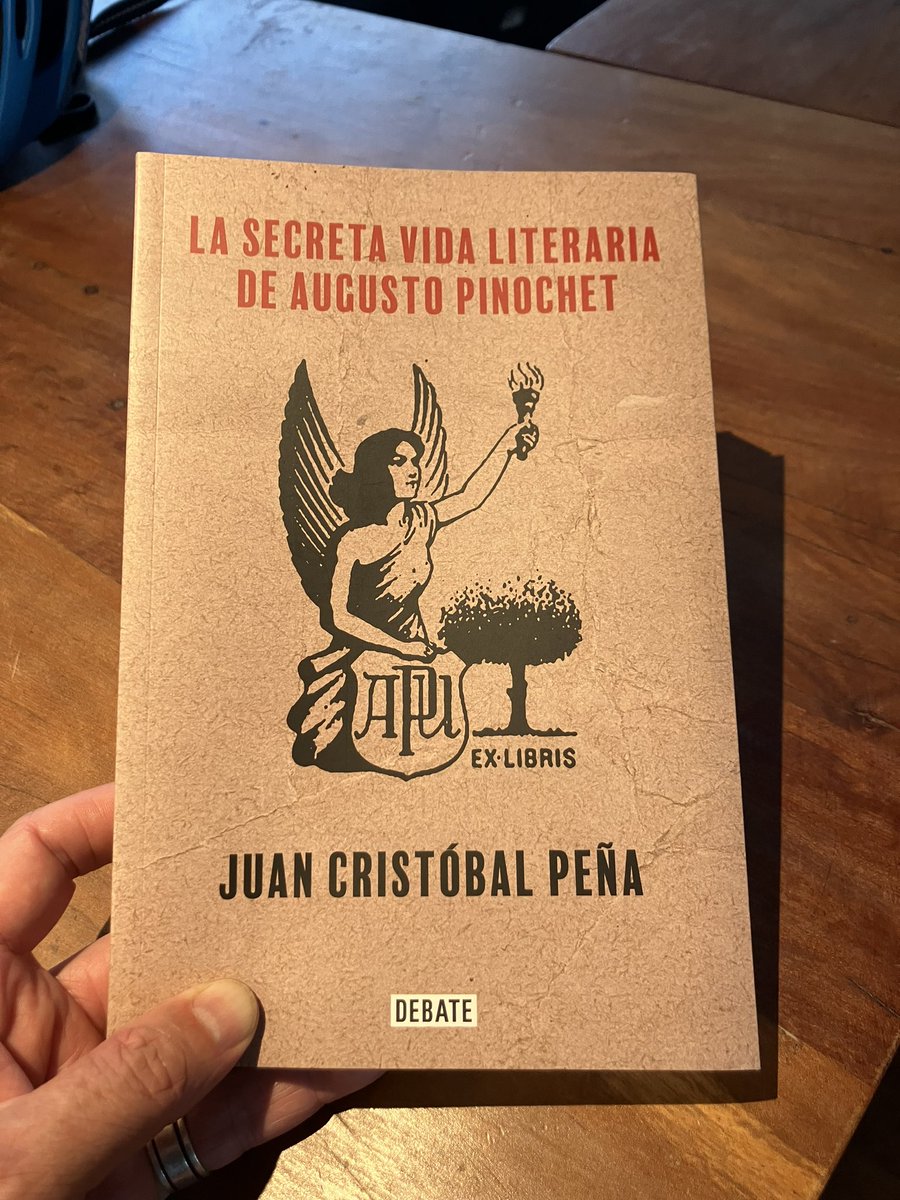 Este librito sobre los libros y la matriz intelectual del capitán general ya tiene diez años y ahora regresa con nueva edición y portada, que recoge el exlibris que el general encargó a la Casa de Moneda de Chile. 

Agradecimientos a  @AldoPeran 
<a href="/MelanieJosch/">Melanie Jösch</a> 
<a href="/penguinlibroscl/">Penguin Chile</a>