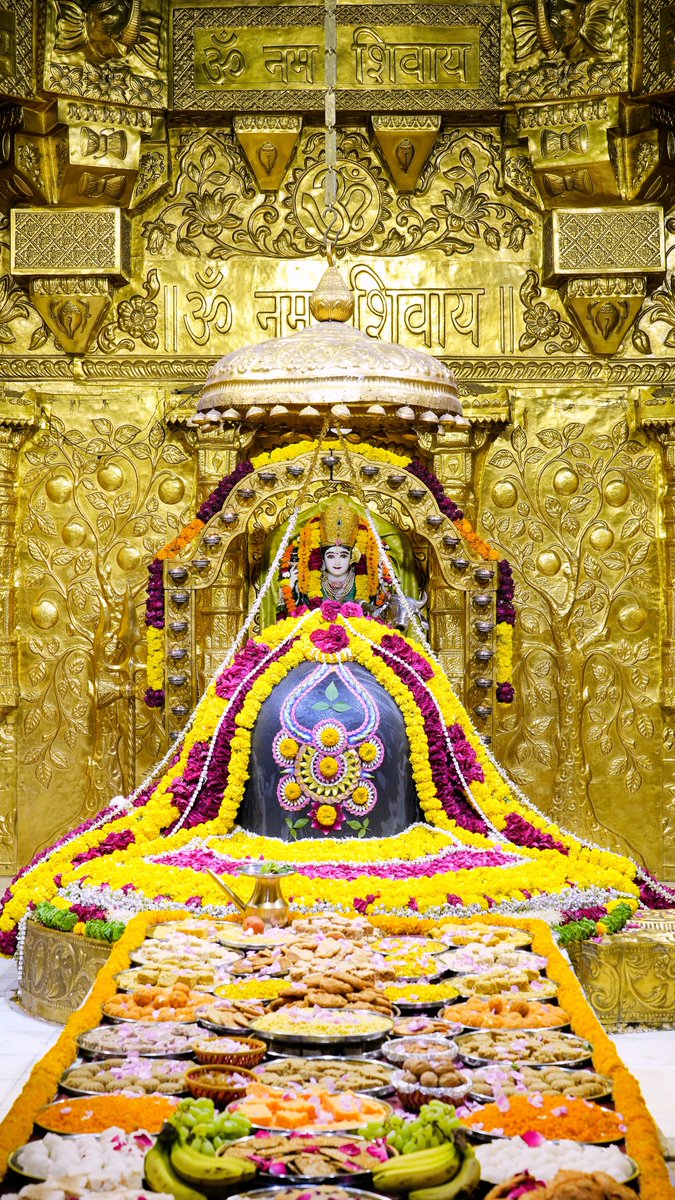Somnath_Temple's tweet photo. श्री सोमनाथ महादेव मंदिर,
प्रथम ज्योतिर्लिंग - गुजरात (सौराष्ट्र)
दिनांकः 22 मार्च 2023, चैत्र शुक्ल प्रतिपदा - बुधवार 
सायं अन्नकूट दर्शन 
03231466
#somnath
#somnathtemple
#shree_somnath_trust
#Parvati_maa_vastra_prasad
#Somnath_Vastra_Prasad
#mahadeva https://t.co/6hQ21lEEMb