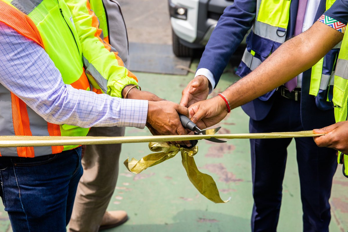 TPT_Transnet's tweet photo. 🚀 We're over the moon with excitement as we hit the 600,000th automobile mark at Durban RoRo! A big thank you to our amazing team and customers for their unwavering support. Let's keep up the great work together! #TPTAtWork #SeriousAboutService https://t.co/6sakMj1KPA