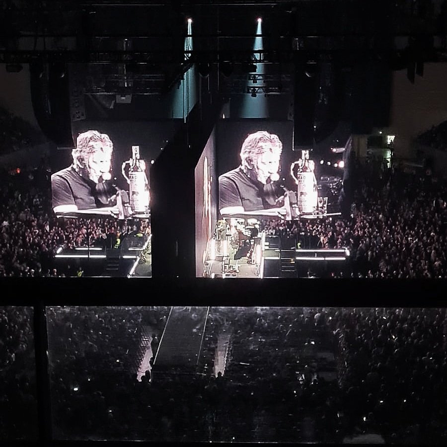 xivitor's tweet photo. Roger Waters en Barcelona. Un gran espectáculo visual y musical con recuerdos de #Pinkfloyd y muchas reivindicaciones políticas. (Y también  había  #mezcal, jeje) #RogerWaters #farewelltour #thisisnotadrilltour #Barcelona #PalauSantJordi https://t.co/Dv3tjPQeVI
