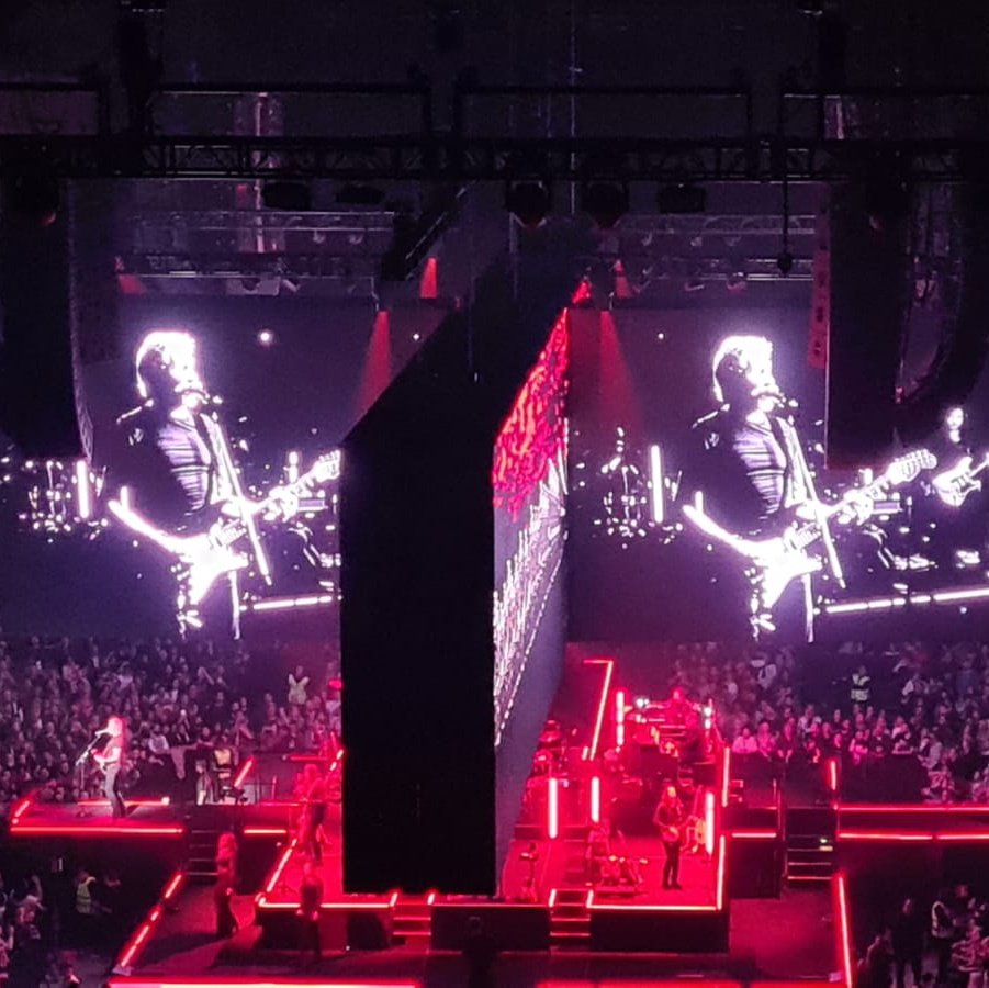 Roger Waters en Barcelona. Un gran espectáculo visual y musical con recuerdos de #Pinkfloyd y muchas reivindicaciones políticas. (Y también  había  #mezcal, jeje) #RogerWaters #farewelltour #thisisnotadrilltour #Barcelona #PalauSantJordi