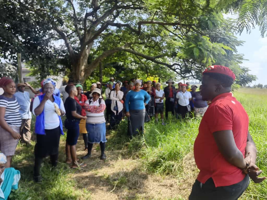 EFFKZN's tweet photo. ♦️In Pictures♦️

Our EFF Labour Desk team visited a white own farm that keeps exploiting our mothers and not paying them their salaries. The farm was put under lock and key by members of the EFF until the white farmer can pay what is due to the workers.

#effturns10 https://t.co/Mg7TI0eMwS