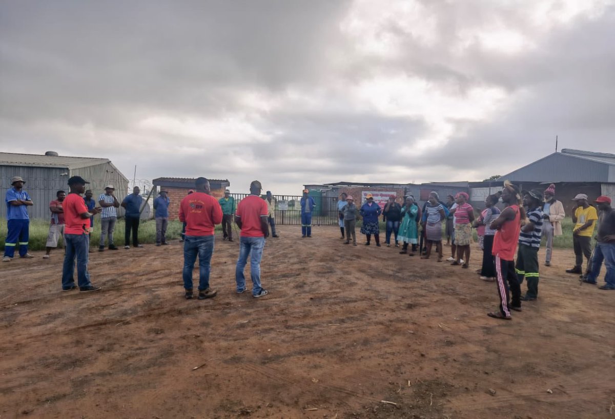 EFFKZN's tweet photo. ♦️In Pictures♦️

Our EFF Labour Desk team visited a white own farm that keeps exploiting our mothers and not paying them their salaries. The farm was put under lock and key by members of the EFF until the white farmer can pay what is due to the workers.

#effturns10 https://t.co/Mg7TI0eMwS