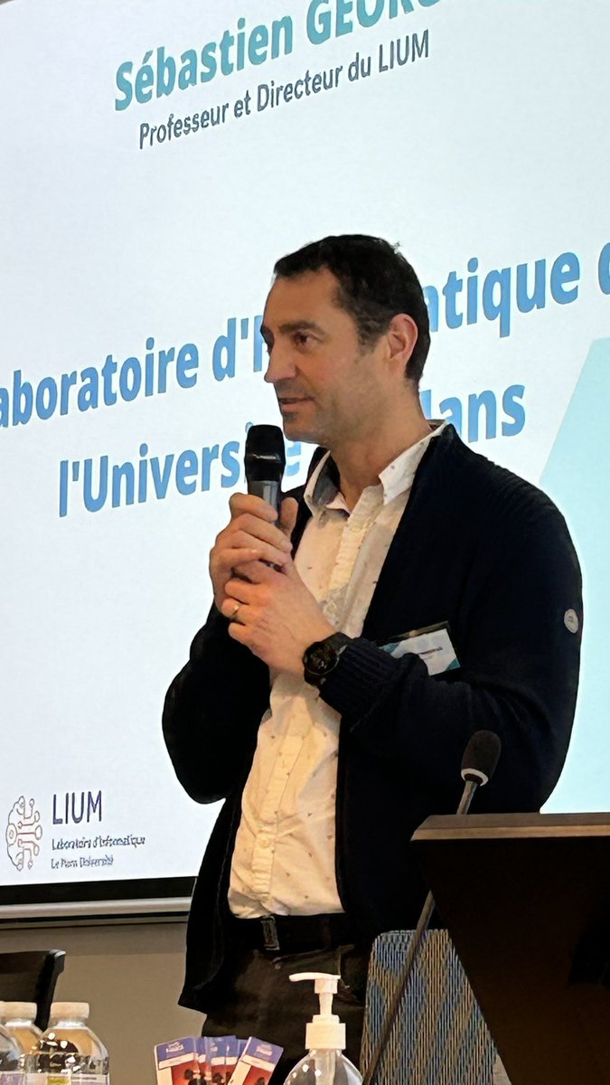Journée #edtech à Laval, présentation du LIUM (Laboratoire d'informatique de l'université du Mans) par son directeur <a href="/sebgeorge53/">Sébastien George</a> : 40 ans de travaux autour de l'IA, des technologies éducatives et des technologies autour de la parole et de la langue