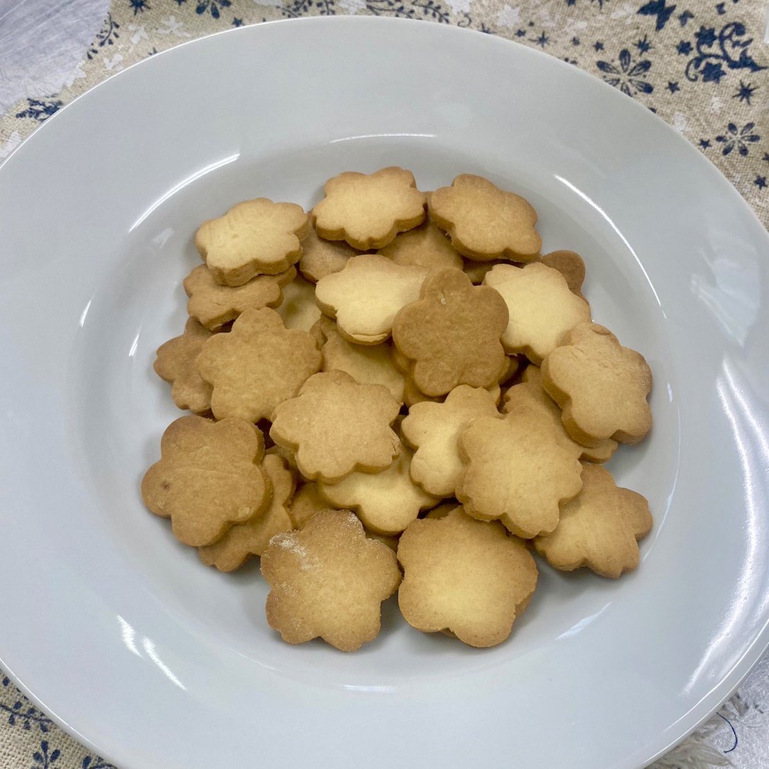 今日の活動ではメロンパンを作りました🍈
上に乗せたクッキー生地がザクザクで美味しかったです！
余ったクッキー生地は型で抜いてクッキーにして食べました😋

そしてなんと、今回は先輩がコーヒーを持ってきてくださったのでパンと一緒にいただきました！
素敵な時間になりました☕️🫶🏻