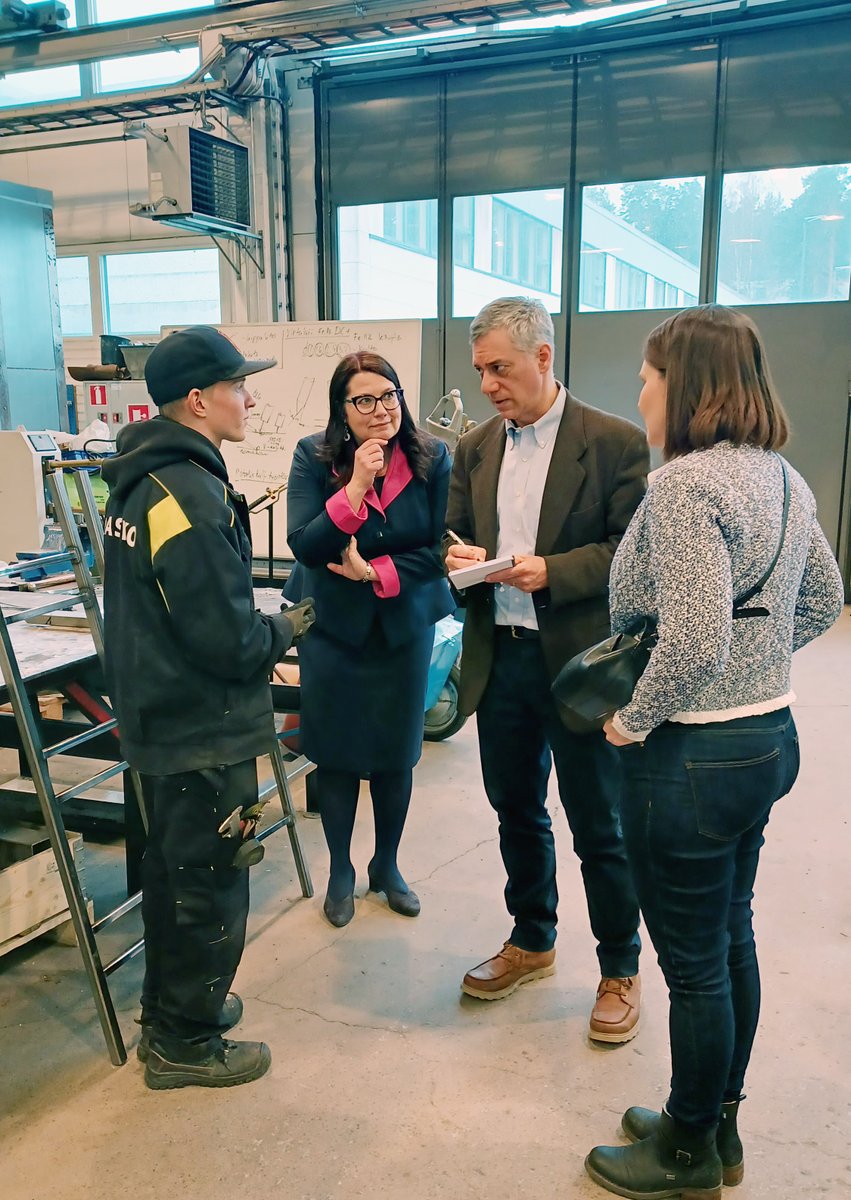 Kiitos vierailusta Rasekon kampuksella, professori  <a href="/Samuel_Abrams/">Samuel E. Abrams</a>!  Suomen koulutusjärjestelmässä on kehitettävää, mutta myös paljon hyvää, kuten ulkopuolisen silmät huomaavat! Amiksissa tehdään joka päivä hyvää työtä opiskelijoiden ammattiunelmien täyttämiseksi! <a href="/MariaTaipale1/">Maria Taipale</a>