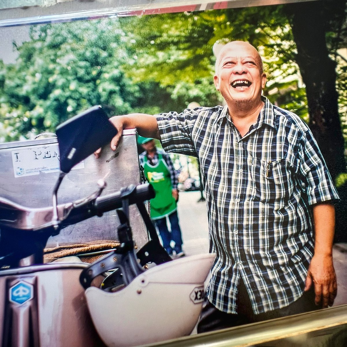 (1) โพสต์ที่ดูธรรมดา แต่เป็นเรื่องราวที่มีตำนานและยังคงหายใจอยู่ พี่เกี้ยว่าหลายๆคนคงคิดถึง เด็กจุฬาน่าจะจำรถขายผลไม้ตัดแต่ง ที่มีแตงโมแคะเม็ด ผลไม้ตามฤดูกาล อย่าง เงาะ ลำไย มะยงชิด คว้านเม็ดออก ตัดแต่งพร้อมกิน กับลุงฟรุ๊ตใจดี ที่หลายๆคนต้องนึกถึง

#เกี้ยแซ่บ #สามย่าน #ลุงฟรุ๊ต