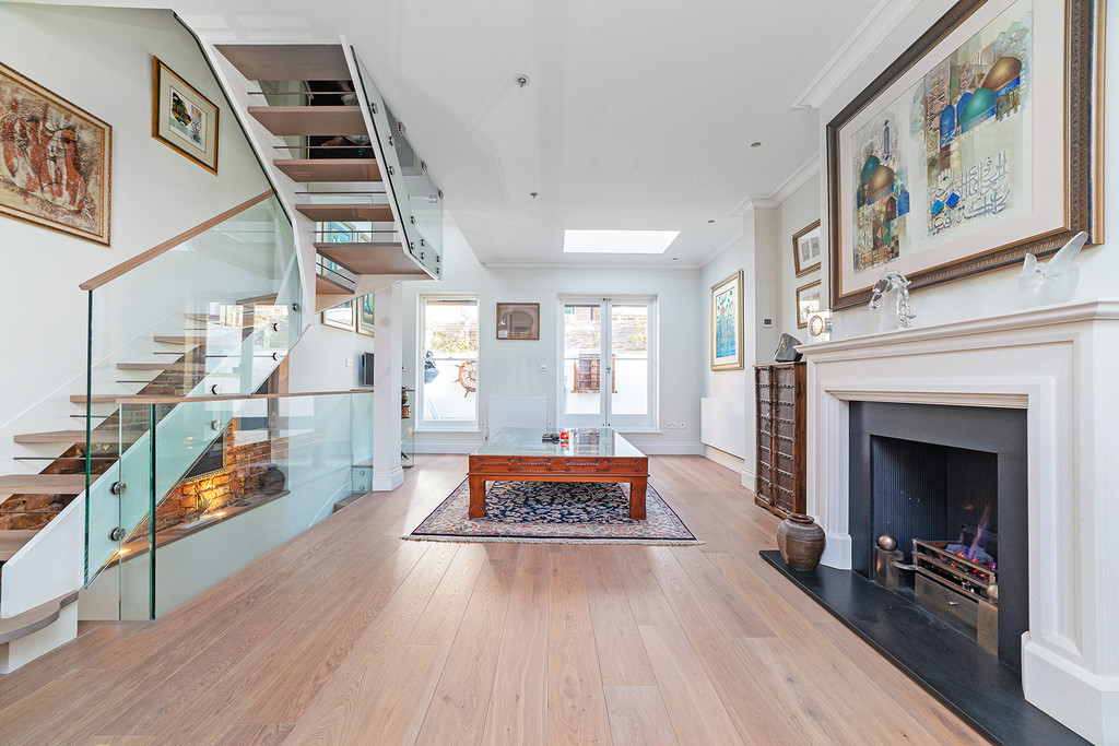 NVPproperty's tweet image. For sale: Elegantly re-configured, four bedroom house on Montpelier Walk. For lovers of light filled, open-plan living bit.ly/3Tz5kL3