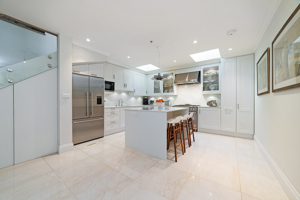 NVPproperty's tweet image. For sale: Elegantly re-configured, four bedroom house on Montpelier Walk. For lovers of light filled, open-plan living bit.ly/3Tz5kL3