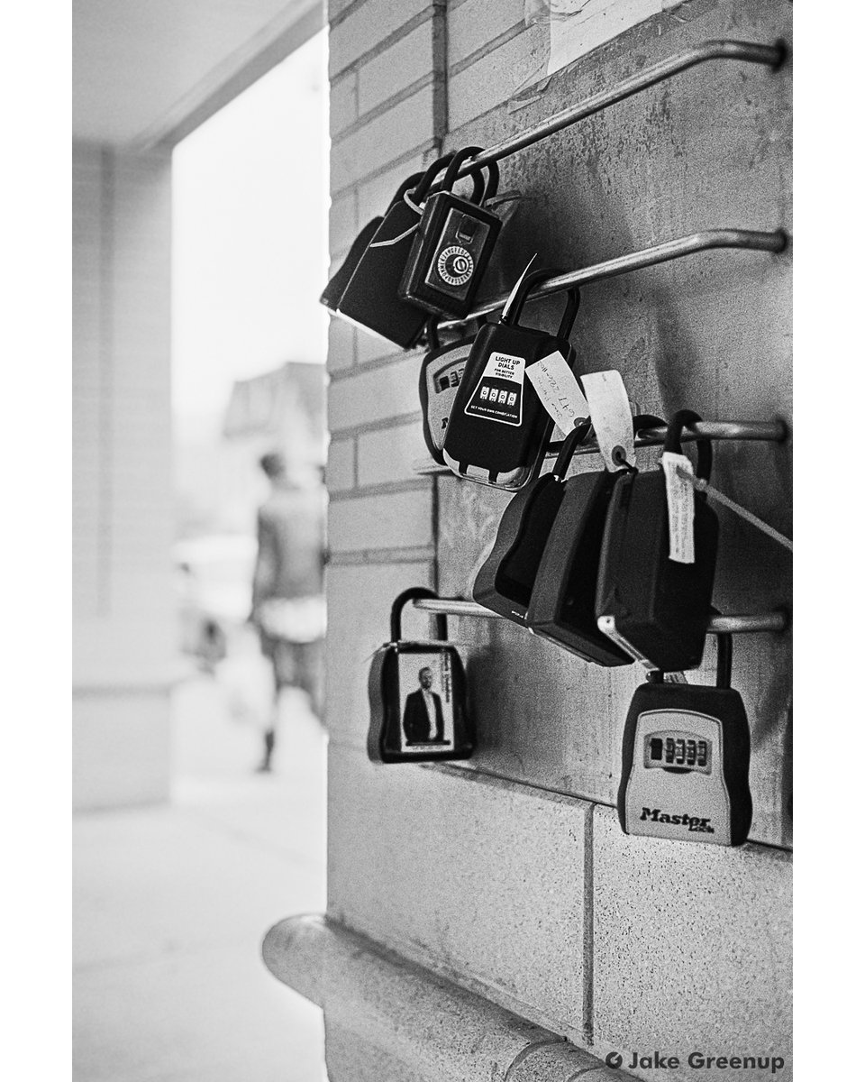 1/125,  f/2.8, ISO 100, @ 50 mm, Kodak Ultra-Max
.
.
.
#streetphotography #streetphotographer #city_features #cityscapes #sidewalk #lock #locks #lockbox #realty #realestate #blackandwhite #blackandwhitephoto #blackandwhitephotography #blackandwhitefilm #blackandwhitephotos