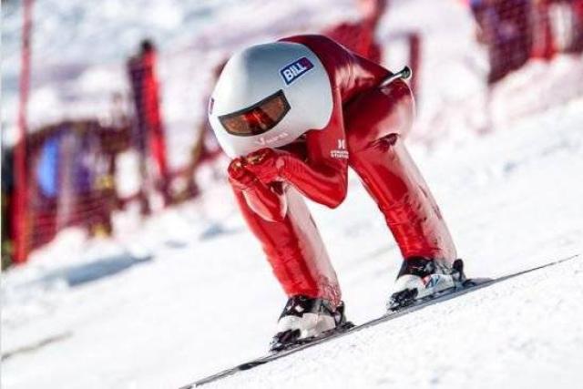 lequipe's tweet photo. Ski de vitesse : Simon Billy bat le record du monde avec 255,50 km/h
https://t.co/vLllPUoIbr https://t.co/PFtKr1tMzo