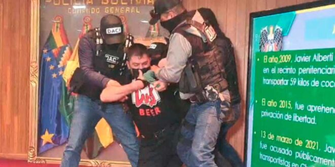 ElChacoInforma's tweet image. #Presentan al #capitán #Alberti ante los medios: “Me han armado un caso. Me han engañado” ➜ ow.ly/l7h450NoZwb