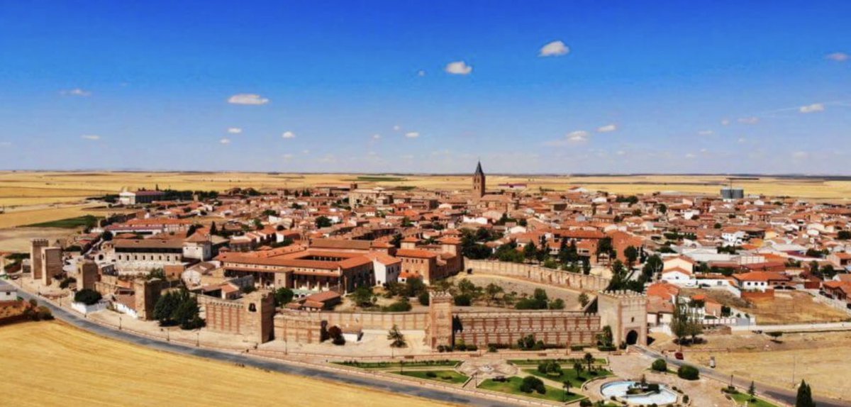 mppaula12's tweet photo. Por último, una comparativa, de Madrigal de las Altas Torres, de la actualidad y de hace años. #mipaisaje #EstrategiasCCSS https://t.co/FFUOrusWyi