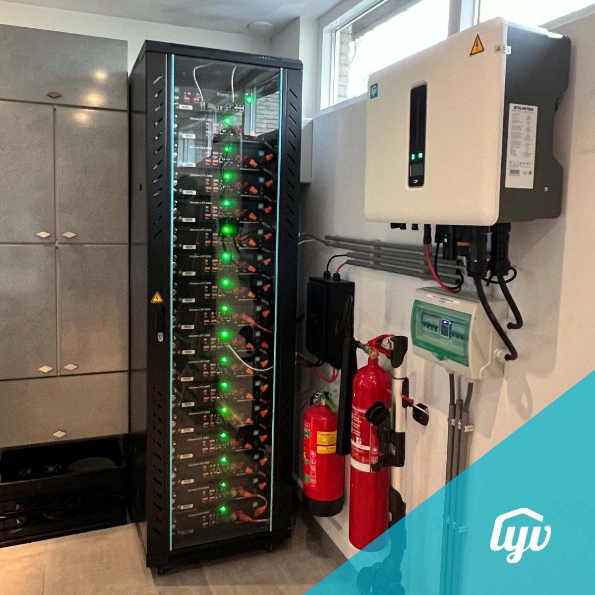 De foto zegt alles, dit is een batterijsysteem voor woningeneigenaren die net even iets meer eisen van hun energiesysteem. Meer weten over Lyv batterijen en energiemanagement voor bedrijven of woningen? getlyv.com