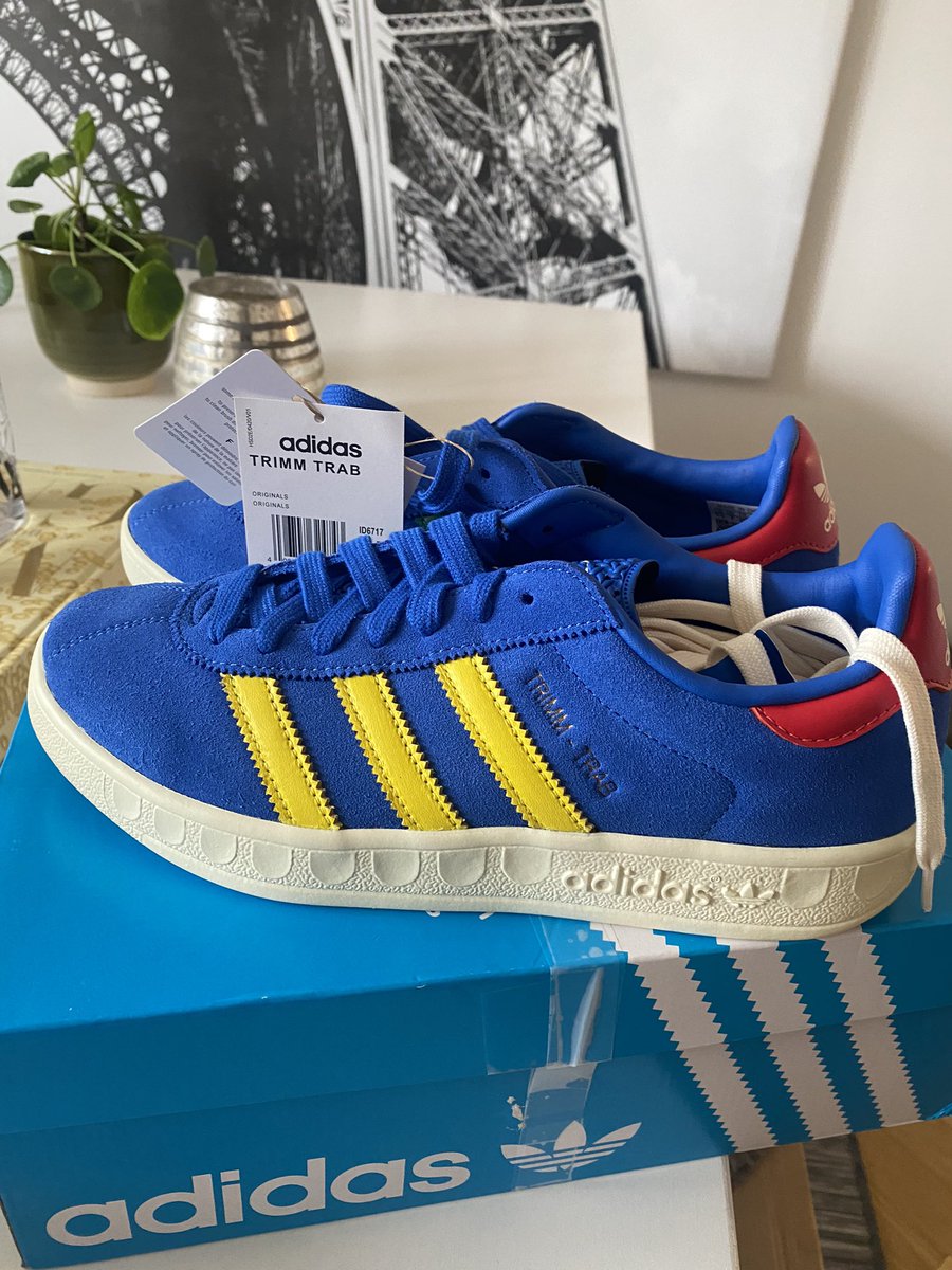 Supp011's tweet photo. Precis hemkomna, de är så snygga att det gör ont i ögonen! #adidas #thelostones #trimm-trab https://t.co/bOMgigOOac