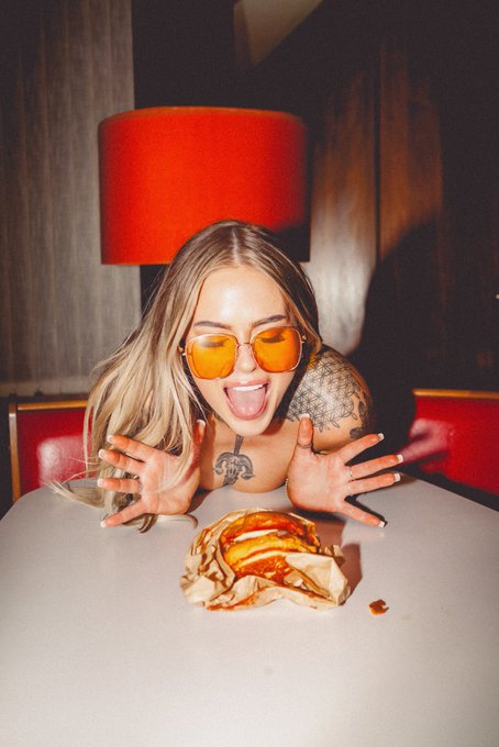 What&rsquo;s for breakfast? 🥓  📸 @roscoereckless https://t.co/7B7GsYzkF4<a class="tags" target="_blank" title="On Twitter" href="/?out=eyJ0eXAiOiJKV1QiLCJhbGciOiJIUzUxMiJ9.eyJpYXQiOjE3MjEzNjk5NTEsImlzcyI6InR3cG9ybnN0YXJzLmNvbSIsIm5iZiI6MTcyMTM2OTk1MSwiZXhwIjoxNzUyOTA1OTUxLCJyZWRpcmVjdF91cmwiOiJodHRwczovL3R3aXR0ZXIuY29tL3Jvc2NvZXJlY2tsZXNzIn0.CtFl1me8wNRpOVYFJdaWzHIINEWbW07dQnk1mEwdmUe3LKDei76NkEAJyJQ2wEsuniu7XifuNAow18XPW6GqXw">@roscoereckless</a>