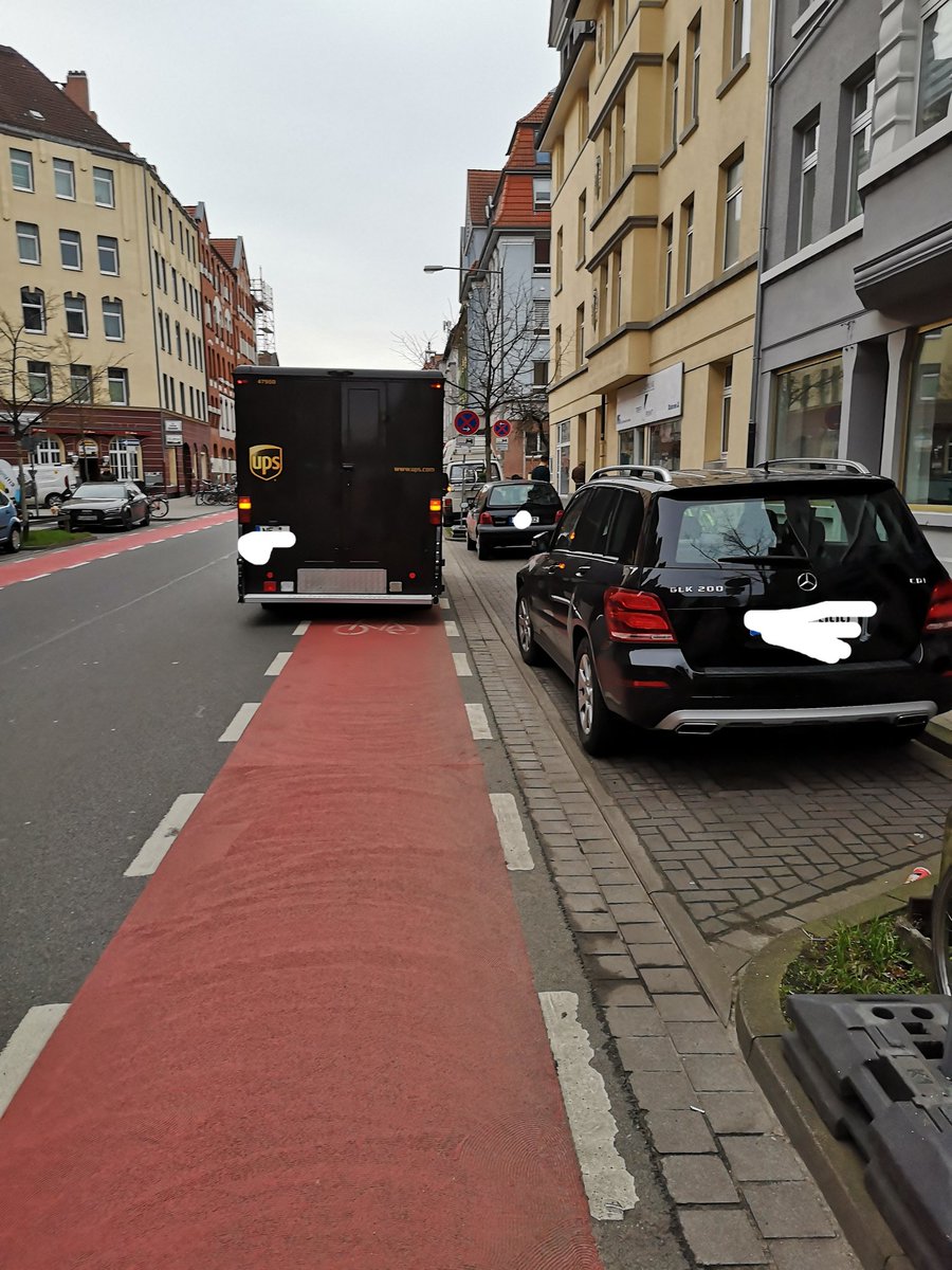 Lebensgefahr für Radfahrende. Ihm doch völlig scheissegal, ob die #scheissRadfahrer gefährdet werden. Wozu hat er denn sein geiles Warnblinklicht?