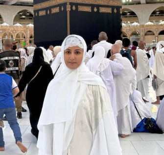 Channel1india's tweet photo. #HinaKhan begins her #firstUmrah right before #Ramzan
#mecca #umrah #bollywood #bollywoodactress #actress @eyehinakhan https://t.co/vPdnfLTvws