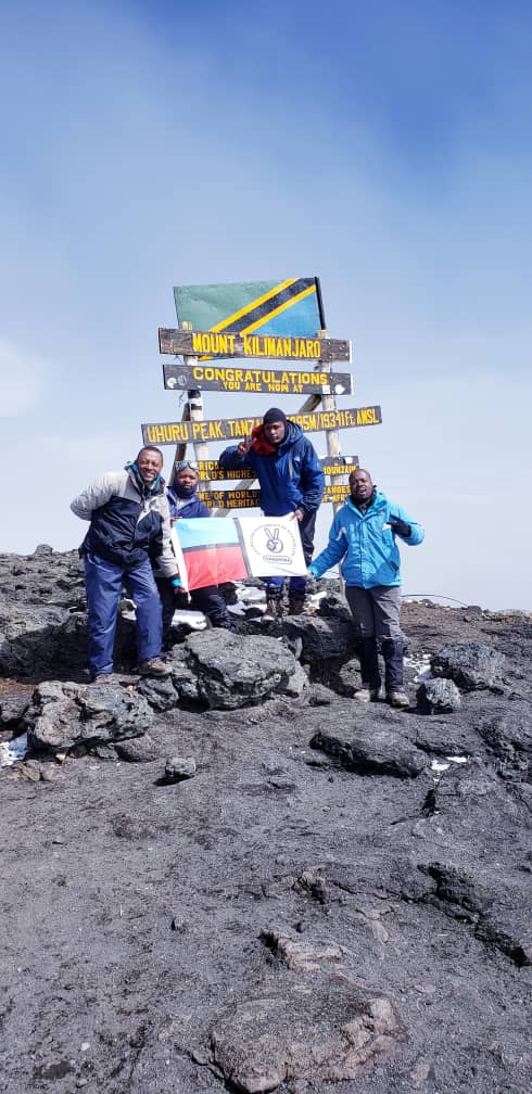 BavichaKaskazin's tweet photo. David Alexander KILAWILA amefanikiwa kuifikisha BENDERA ya CHAMA pekee kilichobakia na kinachobeba MATUMAINI ya WATANZANIA(CHADEMA) katika mlima KILIMANJARO. David ameingia katika KITABU cha KUMBUKUMBU ya MASHUJAA wa CHAMA chetu. Hongera sana KAMANDA 🙏🙏🙏✌️✌️✌️✌️ https://t.co/A5BKxlrF0B