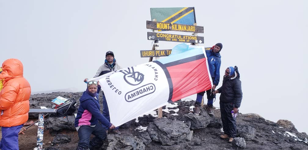 BavichaKaskazin's tweet photo. David Alexander KILAWILA amefanikiwa kuifikisha BENDERA ya CHAMA pekee kilichobakia na kinachobeba MATUMAINI ya WATANZANIA(CHADEMA) katika mlima KILIMANJARO. David ameingia katika KITABU cha KUMBUKUMBU ya MASHUJAA wa CHAMA chetu. Hongera sana KAMANDA 🙏🙏🙏✌️✌️✌️✌️ https://t.co/A5BKxlrF0B
