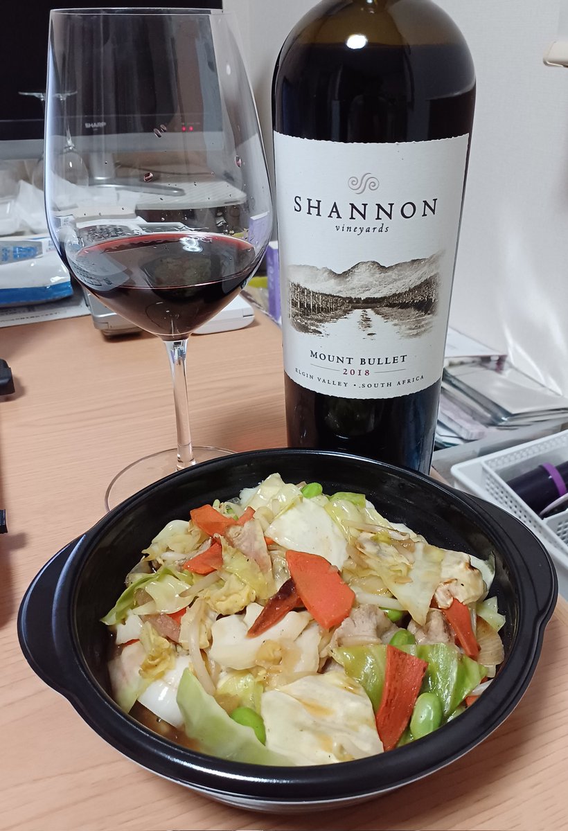 topergroad's tweet photo. 今日はシャノン・マウント・バレット2018🍷

大好きなリピートワインの１つ、南アのシャノンヴィンヤーズで特に有名なメルロー。VTが2018に代わったようなので試してみたく購入、意外に値上がりなく5千円程で買えた

肉野菜炒めで頂きます🍴 https://t.co/npiwoNaUJn