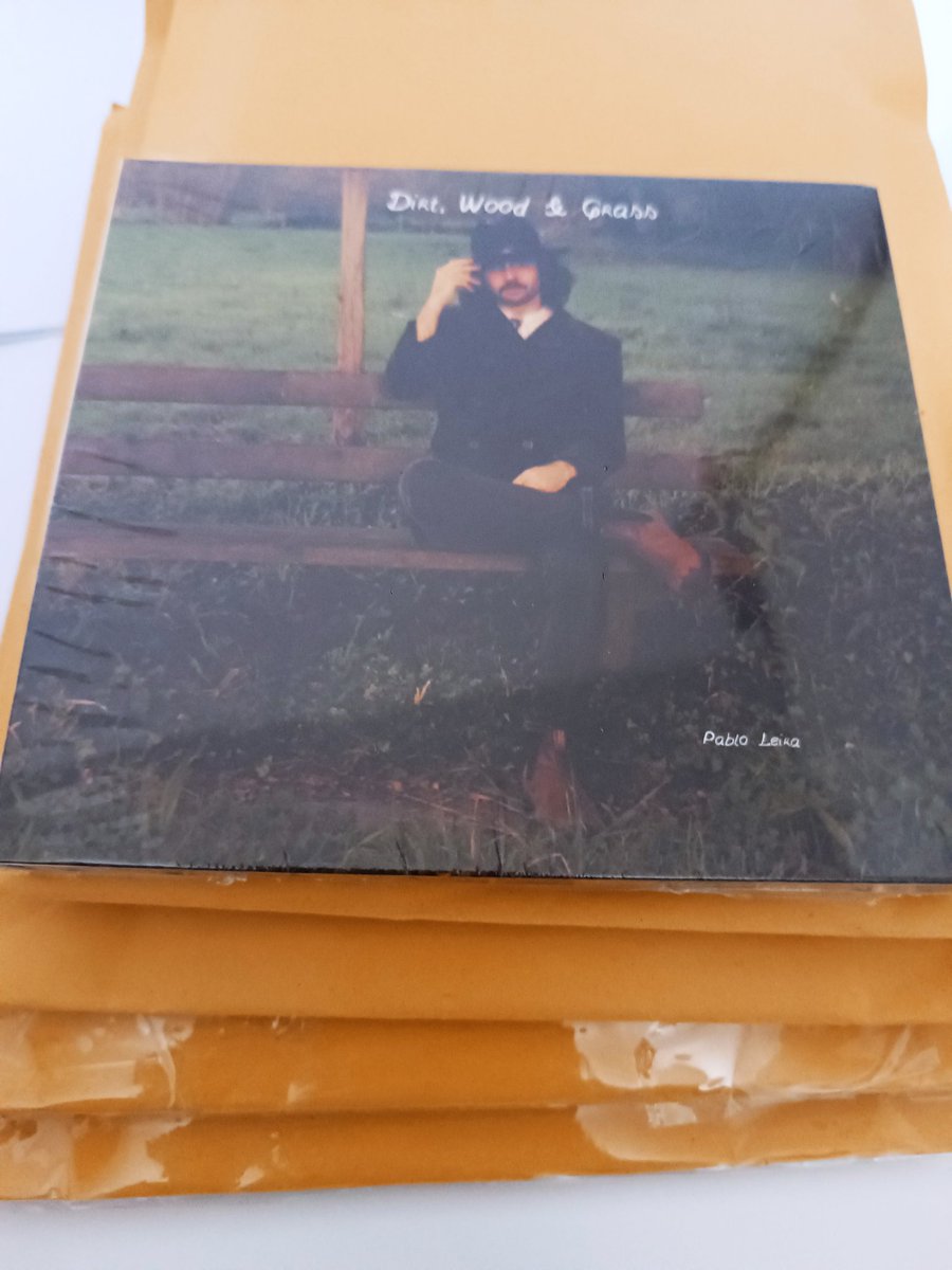 Comezan a quedar poucas copias do discazo de Pablo Leira Filgueira "Dirt, Wood &amp; Grass". Pedidos diarios e excelentes críticas. 

ferror.bandcamp.com/album/dirt-woo…

<a href="/FerrorRecords/">Ferror Records</a> #ferrorrecords <a href="/pabloleira99/">pablo</a> #pabloleira #country #americana #folk #folkpop #altcountry #Ferrol