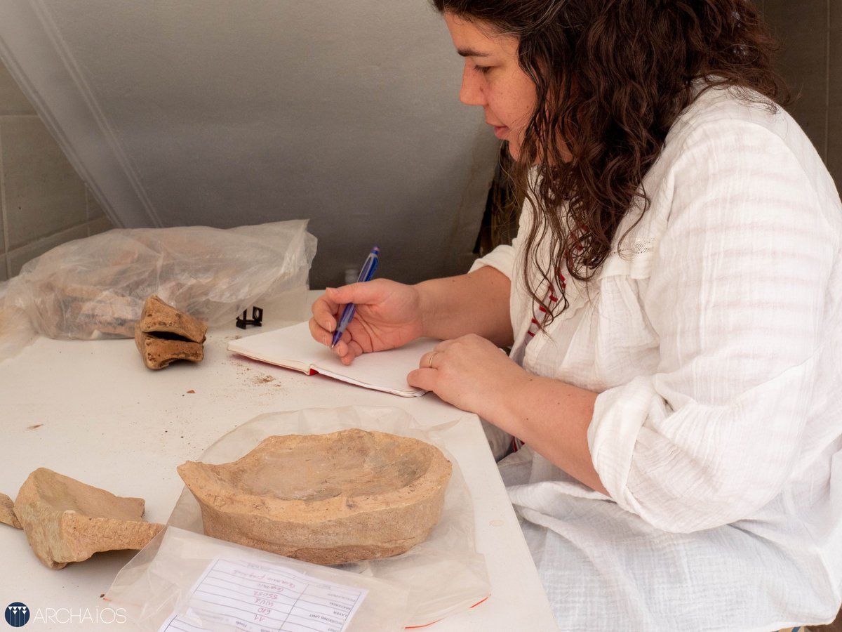 The #MuDUD project involves many specialists in understanding the history of the #AlUlaOldTown!
Nairusz Haidar Vela, #PhD in #Archaeology specialized in #ceramology, went to the field to study the ceramic material uncovered🧐
@RCU_SA @AF_ALULA 
📷 Hélène Canaud
