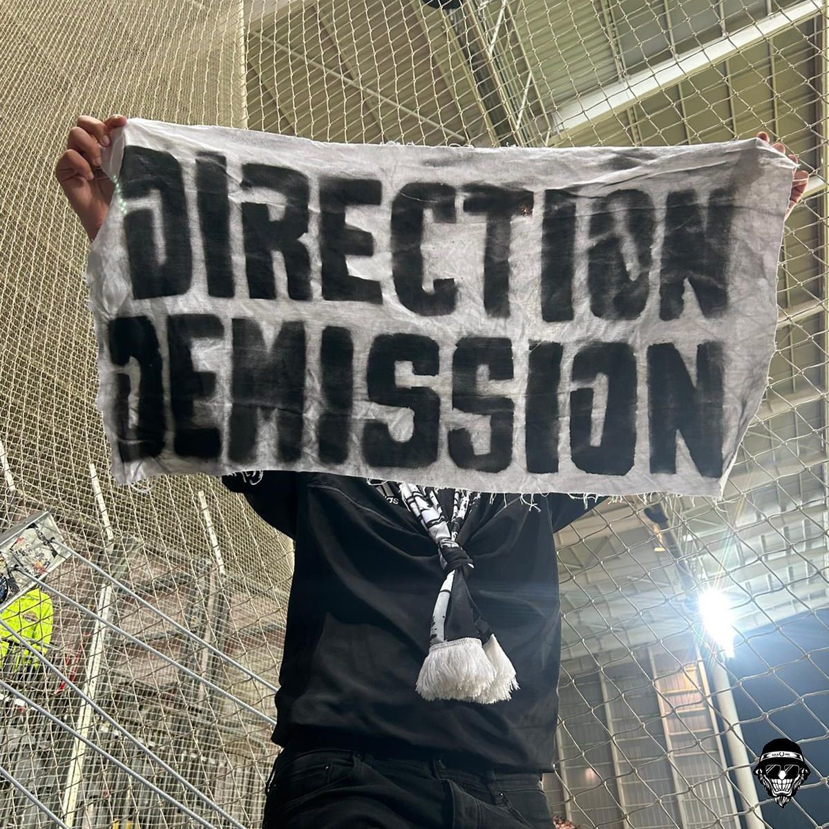 KDLB92's tweet photo. 📢 [J28] RC Lens - Angers SCO (18/03/2023) 

Respect à la trentaine de kopiste s'étant rendus jusqu'à Lens, pour admirer une nouvelle débâcle de notre club. 

DIRECTION DÉMISSION

#OneKDLB https://t.co/Rzs65QpfxS