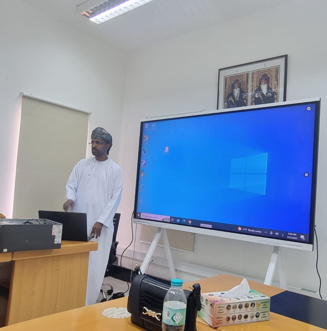 قام قسم الدعم الفني وإدارة الأجهزة بدائرة تقنية المعلومات بتنظيم ورشة عمل للبحث عن حلول تقنية للمشاكل المستجدة ، وتم تنظيم فرق عمل لمتابعة الأعمال الفنية في مدارس المحافظة والوقوف على أهم التحديات .