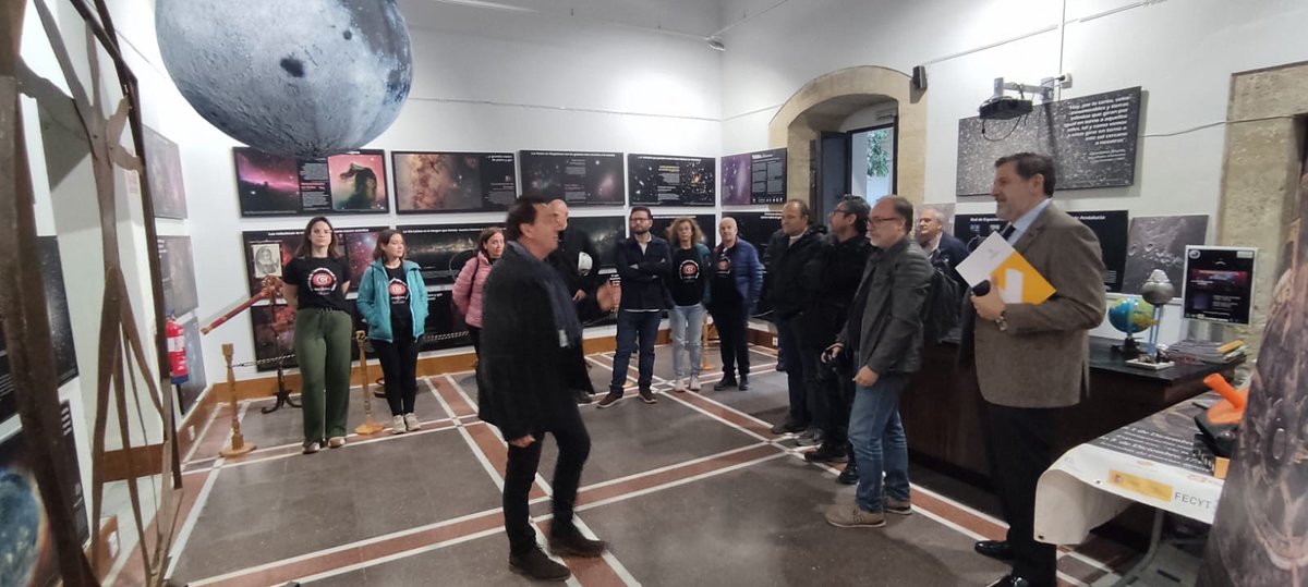 A continuación, Antonio Valenzuela, miembro también de la Asociación Astronómica Quarks, realizó una sesión de planetario en la que explicó los elementos más característicos del cielo de la primavera, a partir del cielo de esa noche.

#ciencia #educación #Úbeda #Jaén