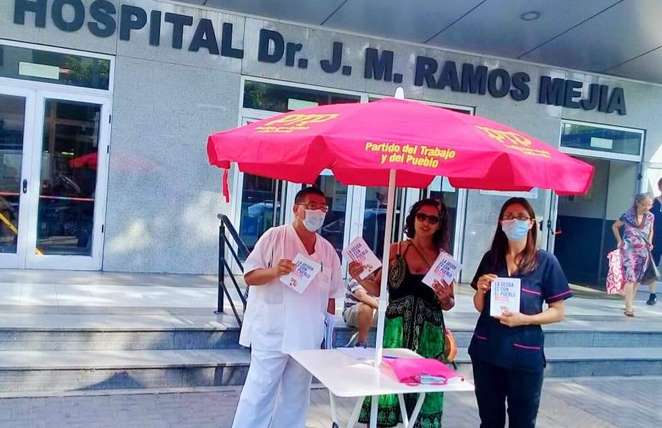 ptpcaba's tweet photo. Difundiendo las #10Medidas del @PCRargentina para la crisis en la puerta del Hospital Ramos Mejía y proponiendo la afiliación al PTP.
Escuchamos a los trabajadores y trabajadoras, vecinos y vecinas sobre la situación de la salud pública en CABA https://t.co/kKH8curV6C