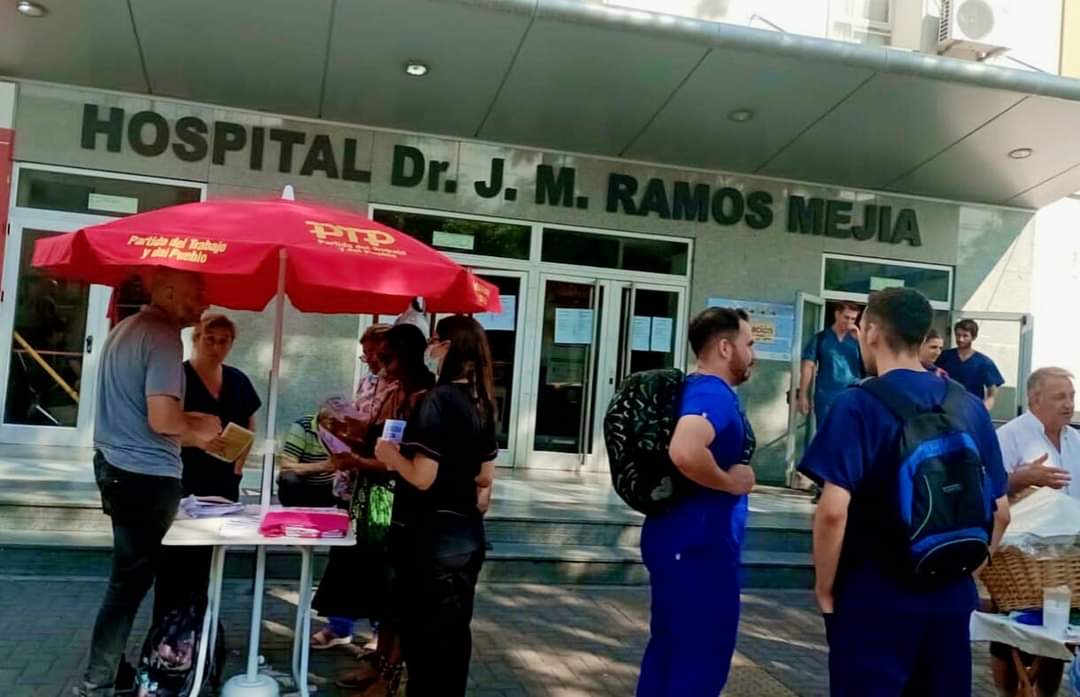 ptpcaba's tweet photo. Difundiendo las #10Medidas del @PCRargentina para la crisis en la puerta del Hospital Ramos Mejía y proponiendo la afiliación al PTP.
Escuchamos a los trabajadores y trabajadoras, vecinos y vecinas sobre la situación de la salud pública en CABA https://t.co/kKH8curV6C