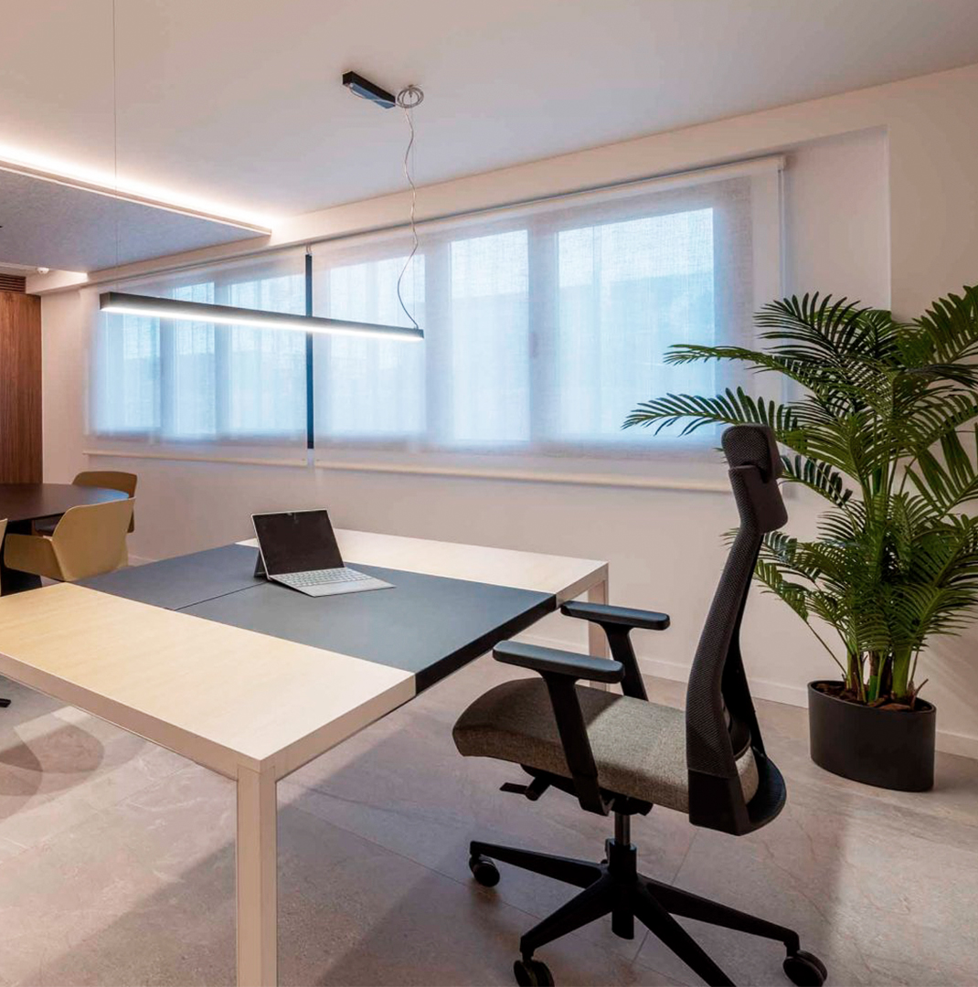 dynamobel's tweet photo. #Dynamobel in the new offices of TRANSPORTES CANTERO 2012, in Molina de Segura (Murcia).

The #project, by Alberto García Diseño Interior, integrates our Slat 16 operative chair, the Vira table and the Neta management table. 

📸Alberto García 
ℹ https://t.co/goBxuYPYIz https://t.co/QA7yHM6IlV