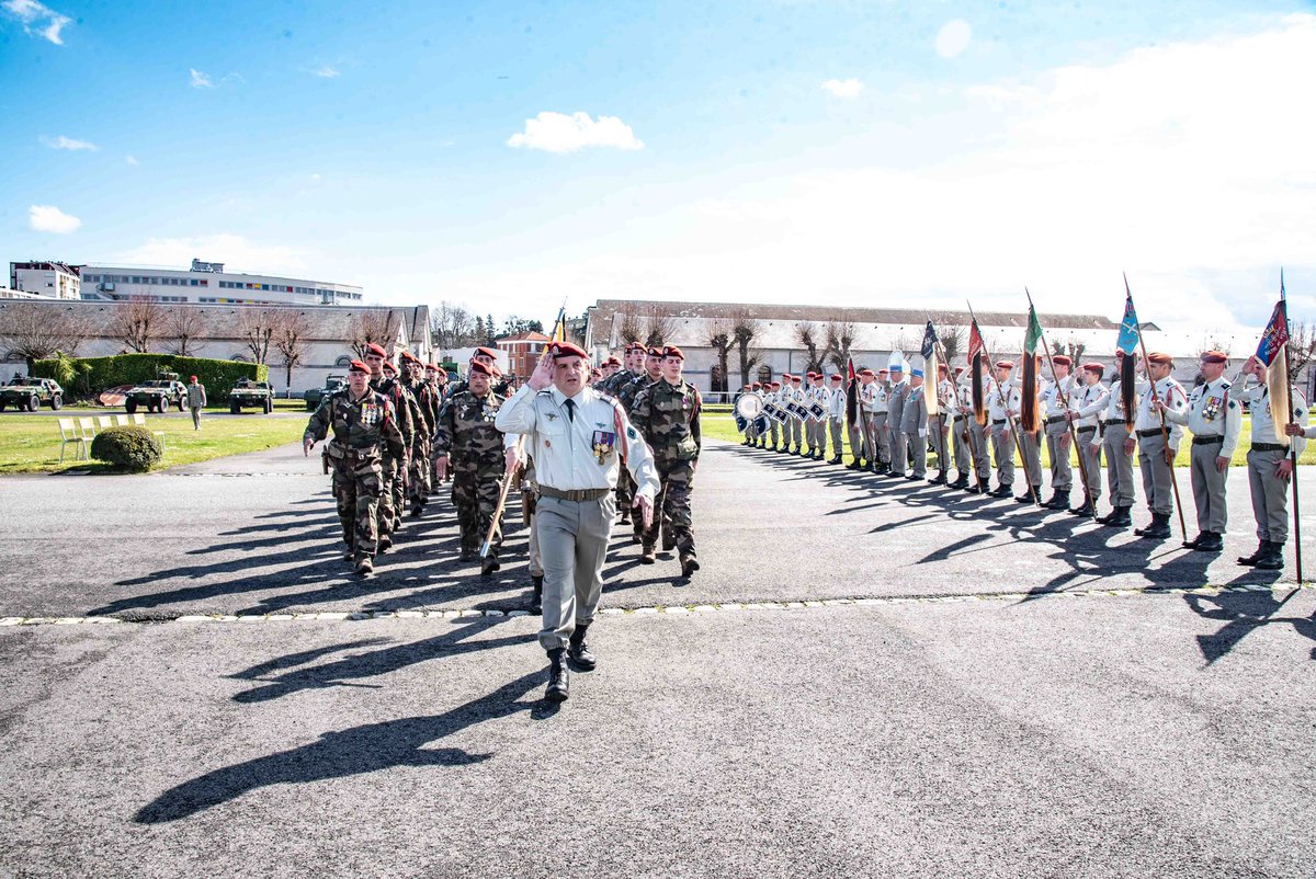 1erRHP's tweet image. #PASSCOM
Passation de commandement pour l’escadron de réserve du @1erRHP 
Félicitations au CNE Cédric qui a pris son commandement.