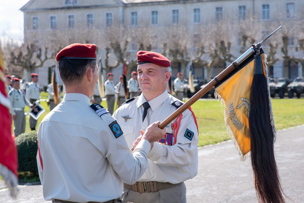 1erRHP's tweet image. #PASSCOM
Passation de commandement pour l’escadron de réserve du @1erRHP 
Félicitations au CNE Cédric qui a pris son commandement.