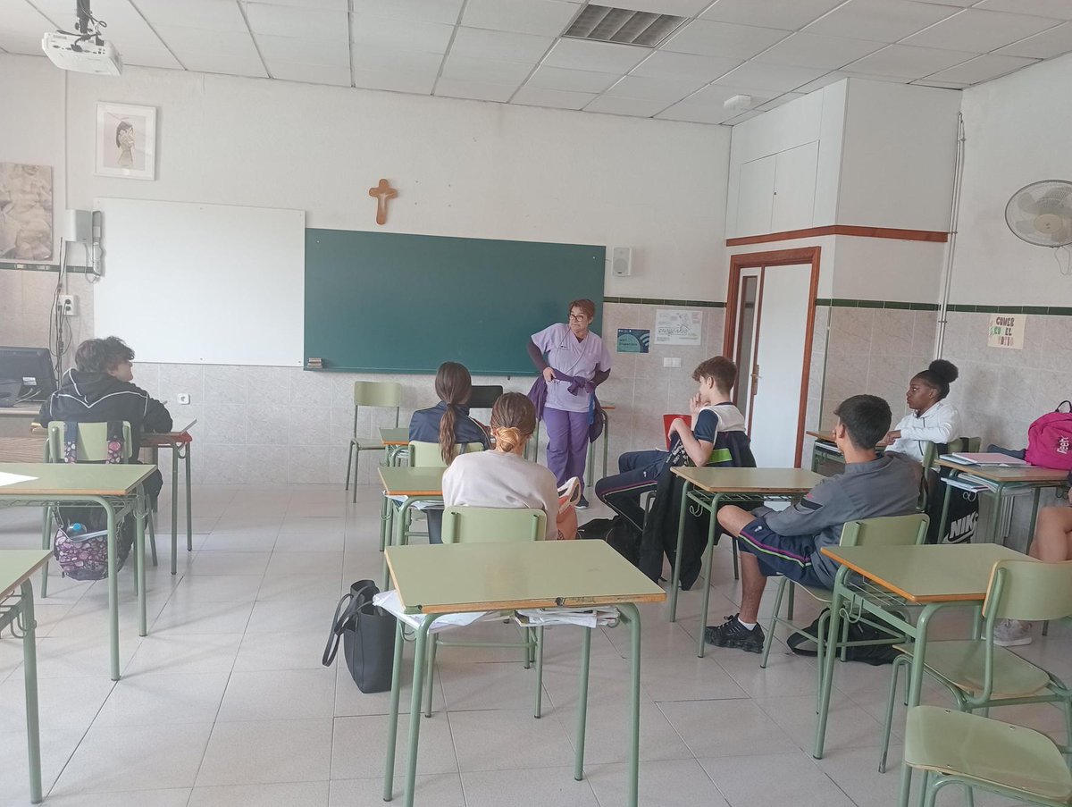 fecsjvmu's tweet image. Nuestra compañera Emilia dio una lección de vida y experiencia a nuestros alumnos de 3º del programa de diversificación. Toda una vida dedicada al cole #megustamicole #somosFEC