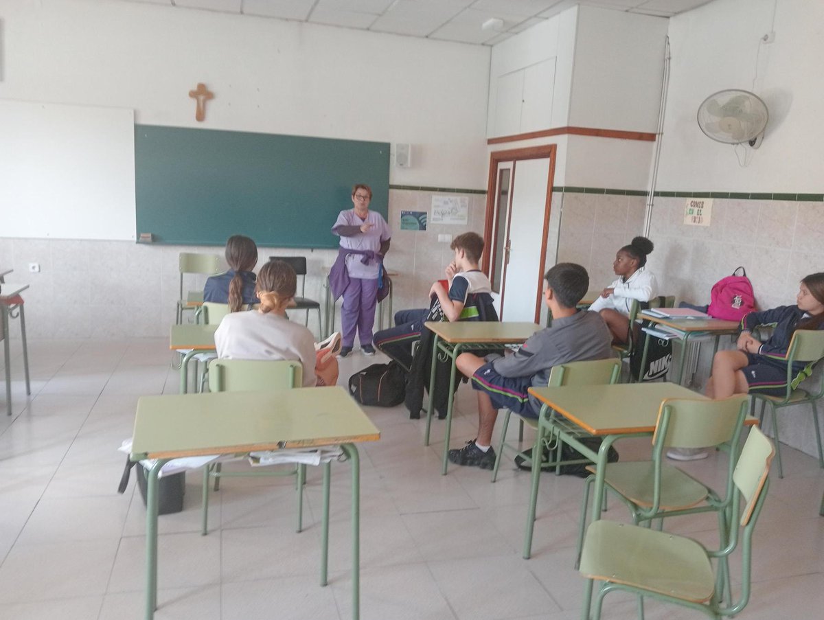 fecsjvmu's tweet image. Nuestra compañera Emilia dio una lección de vida y experiencia a nuestros alumnos de 3º del programa de diversificación. Toda una vida dedicada al cole #megustamicole #somosFEC