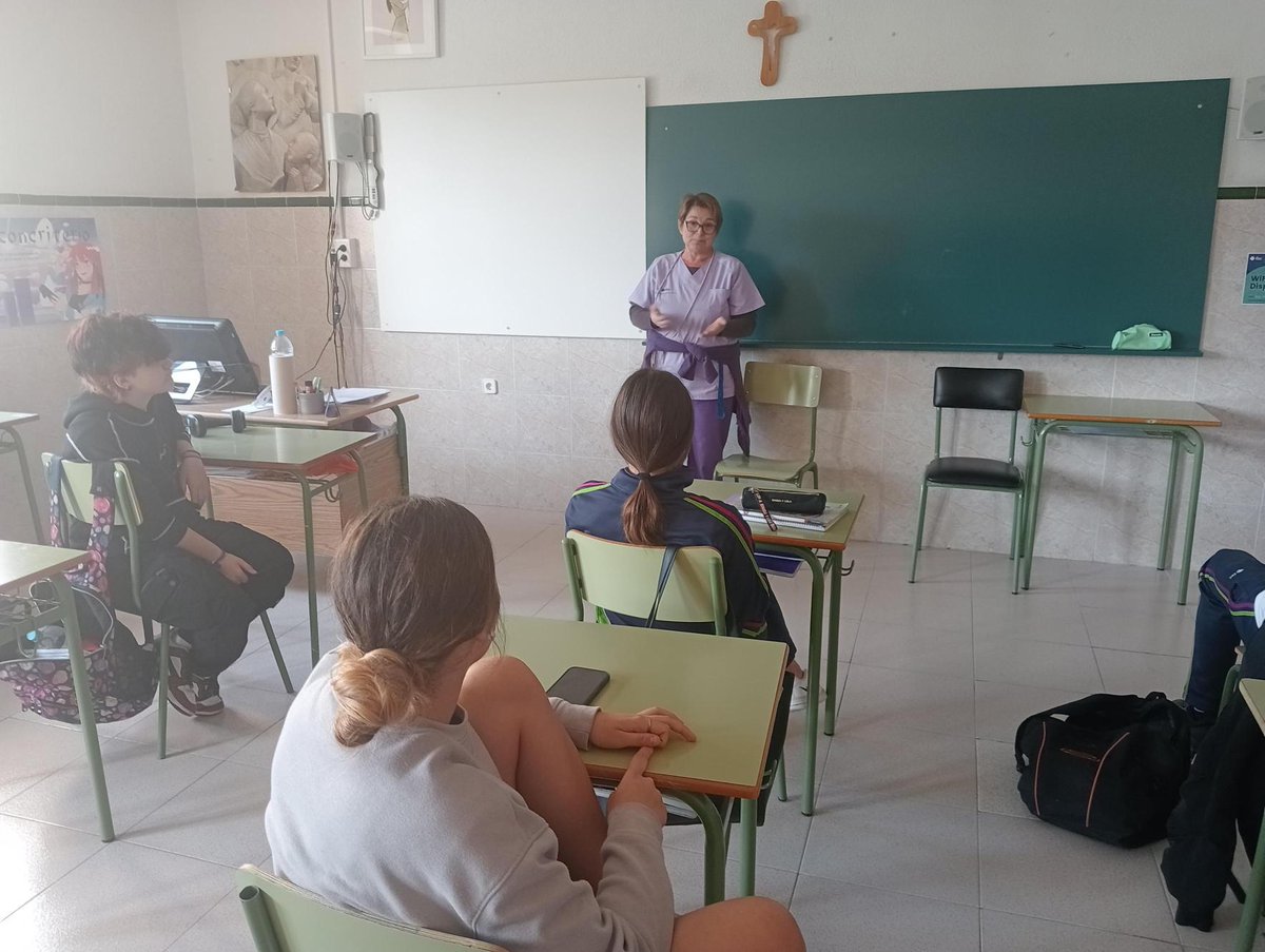 fecsjvmu's tweet image. Nuestra compañera Emilia dio una lección de vida y experiencia a nuestros alumnos de 3º del programa de diversificación. Toda una vida dedicada al cole #megustamicole #somosFEC