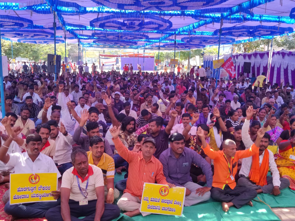 clifroz's tweet photo. Garbage vehicle drivers and loaders have been on a strike for the past few days, demanding that @CMofKarnataka implement his written assurance to free the workers from the exploitative & illegal contract system! #SupportWorkersStrike https://t.co/HVWgBIviEc