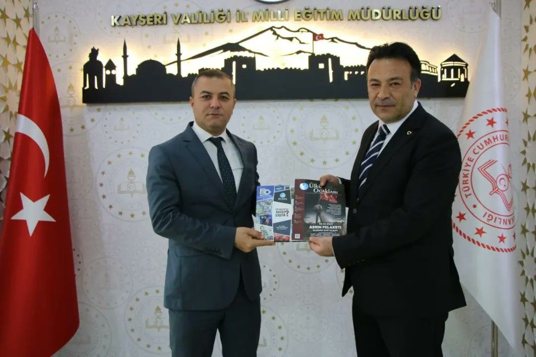alicelik2023's tweet photo. Kayseri İl Milli Eğitim Müdürlüğü görevine atanan Bahamettin Karaköse'ye İl yöneticilerimizle birlikte hayırlı olsun ziyaretinde bulunarak Ülkü Ocakları dergimizin bu ay ki sayısını ve "Türk Gençliği İçin Neler Yaptık" konulu çalışmamızı hediye ettik
@ayyildirim1
@Ulku_Ocaklari https://t.co/ghLlq4i4sa