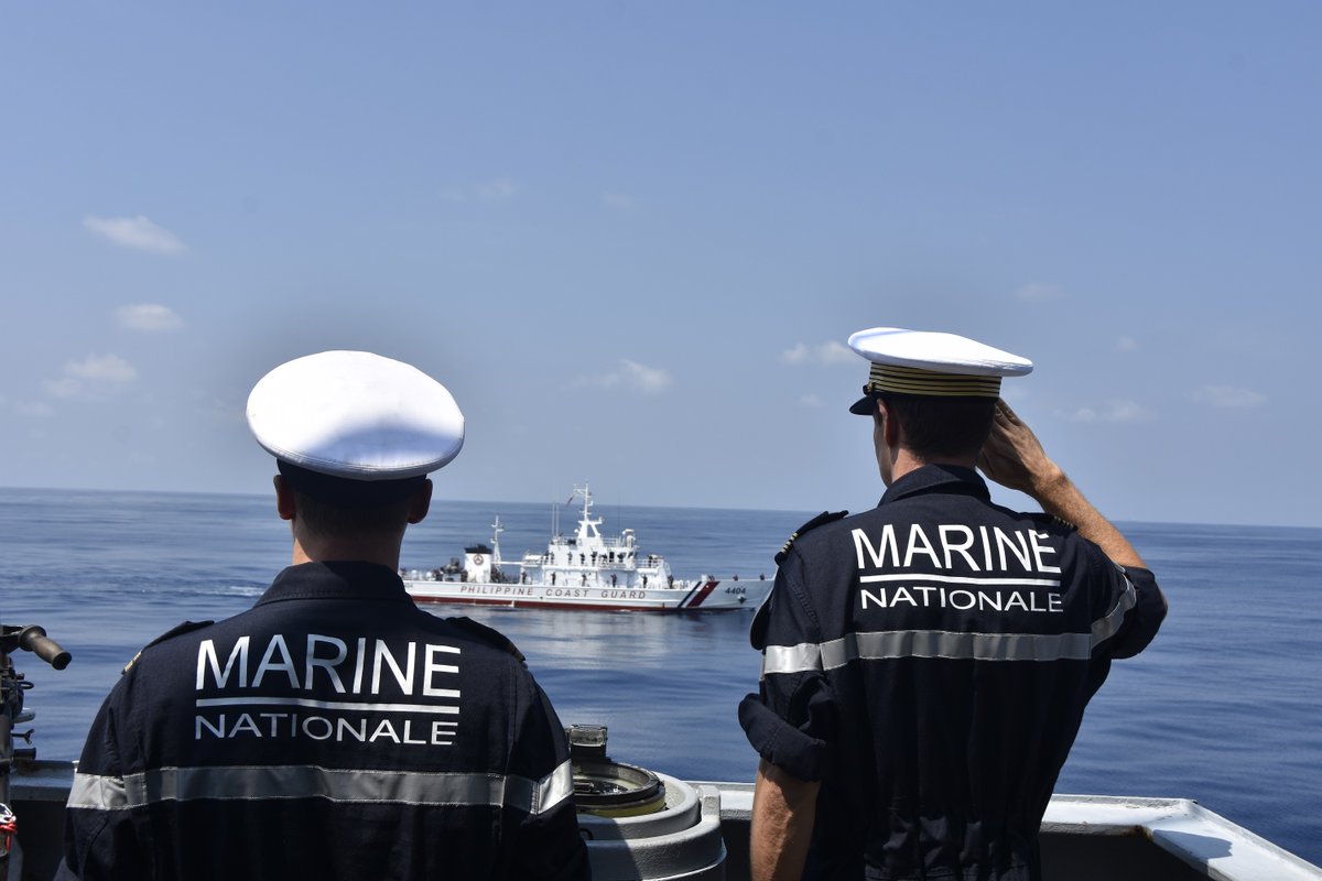 CPP_FAPF's tweet photo. Mission Asie : Le 20/03, la FS Prairial 🇫🇷 et le PCG Capones 🇵🇭 se sont entrainés conjointement en mer de Chine Méridionale. Les deux bâtiments ont montré les capacités de #coopération et d’#interopérabilité entre nos pays dans la région. @EtatMajorFR @MarineNationale https://t.co/FtcWg5RAPh