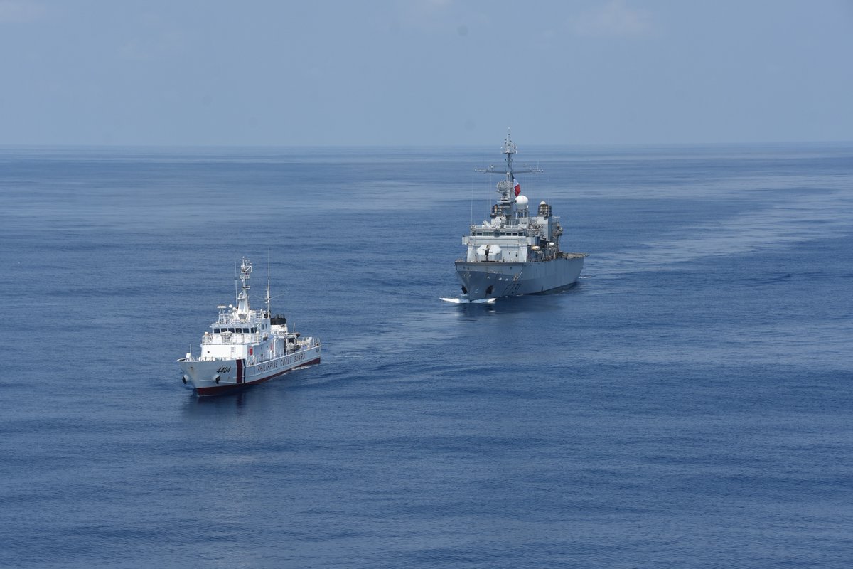 CPP_FAPF's tweet photo. Mission Asie : Le 20/03, la FS Prairial 🇫🇷 et le PCG Capones 🇵🇭 se sont entrainés conjointement en mer de Chine Méridionale. Les deux bâtiments ont montré les capacités de #coopération et d’#interopérabilité entre nos pays dans la région. @EtatMajorFR @MarineNationale https://t.co/FtcWg5RAPh