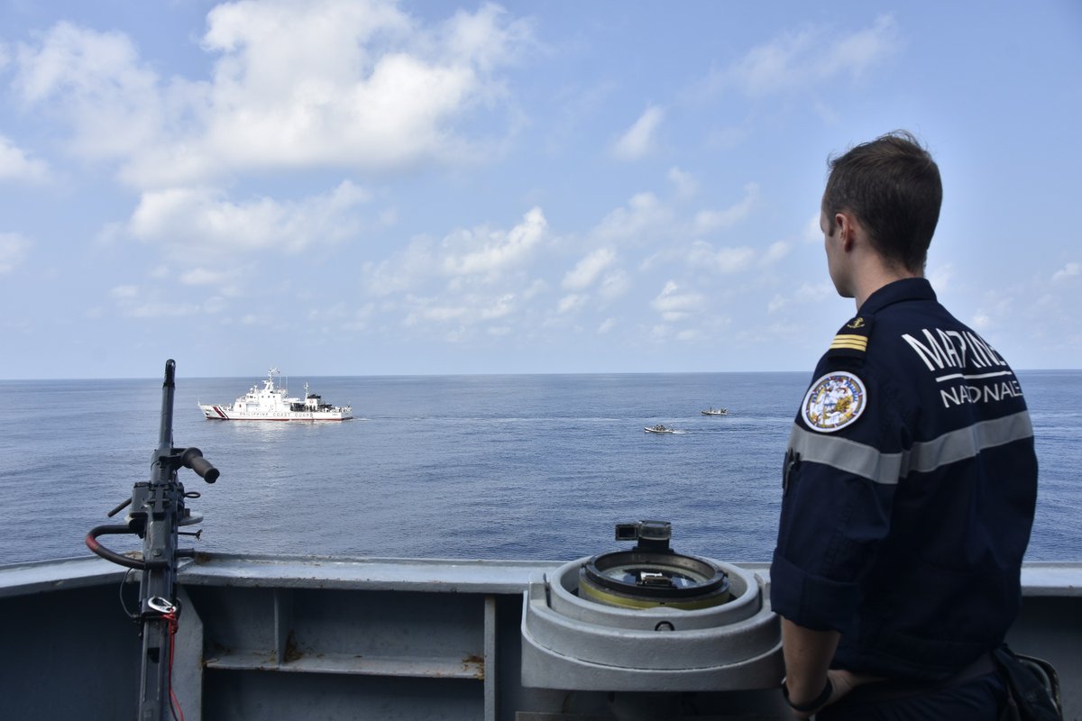 CPP_FAPF's tweet photo. Mission Asie : Le 20/03, la FS Prairial 🇫🇷 et le PCG Capones 🇵🇭 se sont entrainés conjointement en mer de Chine Méridionale. Les deux bâtiments ont montré les capacités de #coopération et d’#interopérabilité entre nos pays dans la région. @EtatMajorFR @MarineNationale https://t.co/FtcWg5RAPh