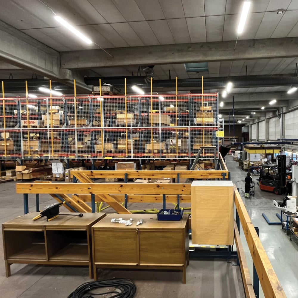 Energisystem's tweet photo. Efter framgångsrika referensprojekt i verkstäderna har Södra Mönsterås nu även ersatt lysrörsarmaturerna i förråden med LED-limpan. Montaget sköttes av Assemblin.  https://t.co/osGgommpOd https://t.co/8JAOfEmtZp