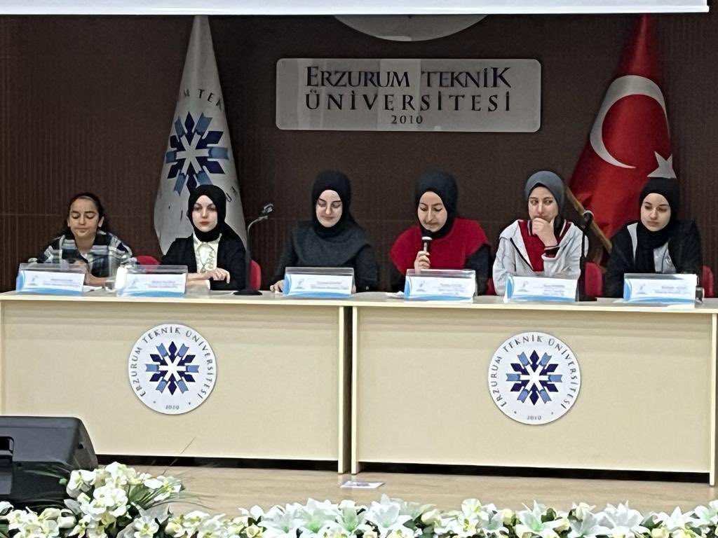 Erzurum_Mem's tweet photo. 📖 Gençler kendilerine fırsat verildiği zaman büyük işler başarırlar. 
Bunun en güzel örneklerinden birisi olan Erzurum Kitap Akademisi'nin Mustafa Kutlu, Rasim Özdenören, Cengiz Dağcı Öğrenci Panelleri izleyenlerin büyük beğenisini kazandı.

@tcmeb @skaygusuz https://t.co/3mptlMmBD4