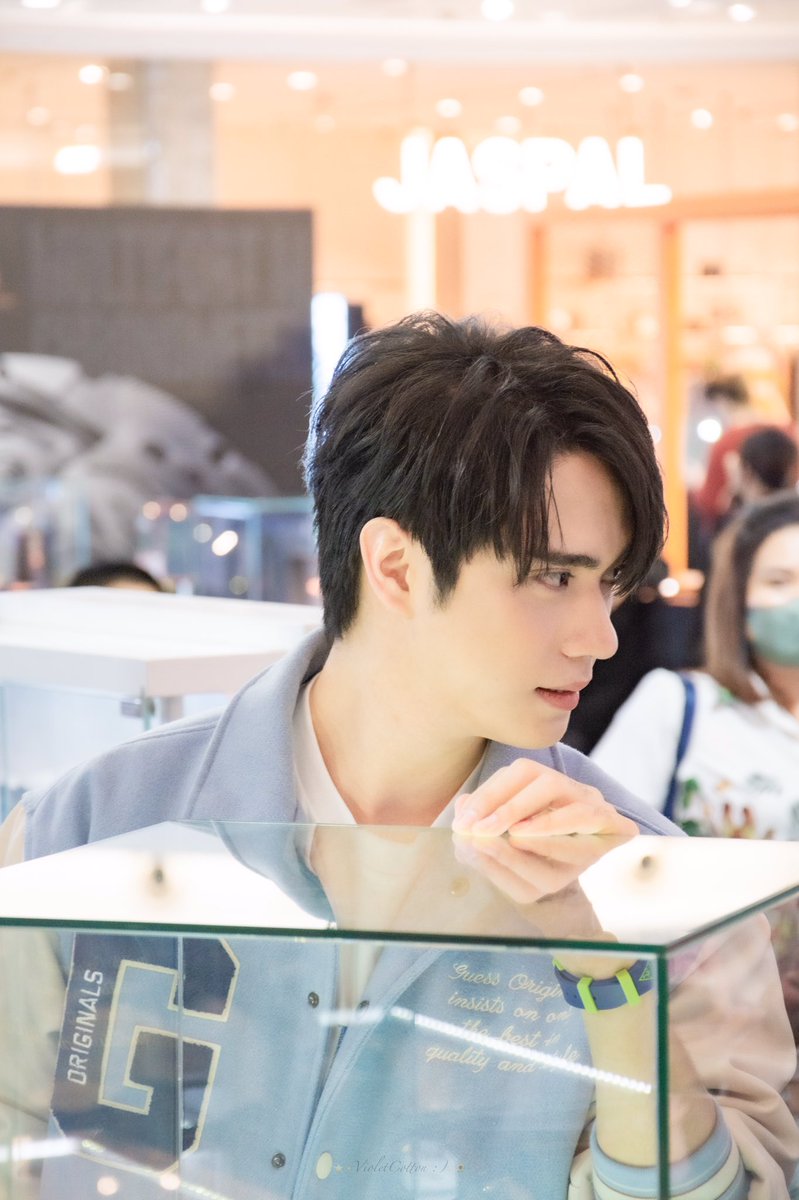 violetcotton02's tweet photo. หล่อกระชากใจไปเลยมุมนี้
#TEeThanapon 
#LoveGUESSThailand 
#GUESSWatches 
#GUESSxTeeThanapon https://t.co/6XPByctWcY