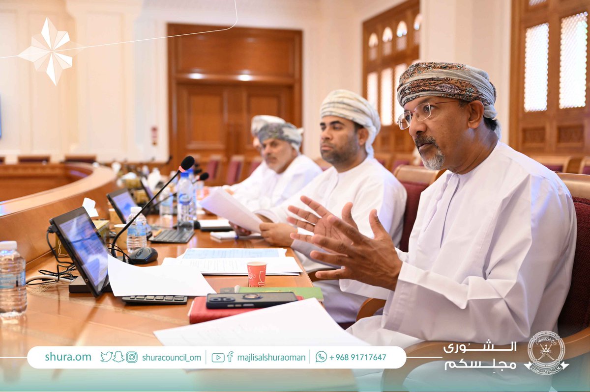 ShuraCouncil_OM's tweet photo. #لجنة_الشباب تلتقي بعدد من المسرحين عن العمل من شركة كنتز اوفرسيز، وترتأي استضافة المعنيين لإيجاد الحلول.  

💠أوضح المسرحين بأنه:
▪️بلغ عدد المسرحين(179)عاملا عمانيا. 
▪️الشركةقامت بتخفيض الرواتب ثم تسريحهم من العمل. 
▪️تم توظيف عدد منهم في نفس المشاريع وبعقود مؤقتة وبرواتب أقل. https://t.co/2ScrwaBaBm